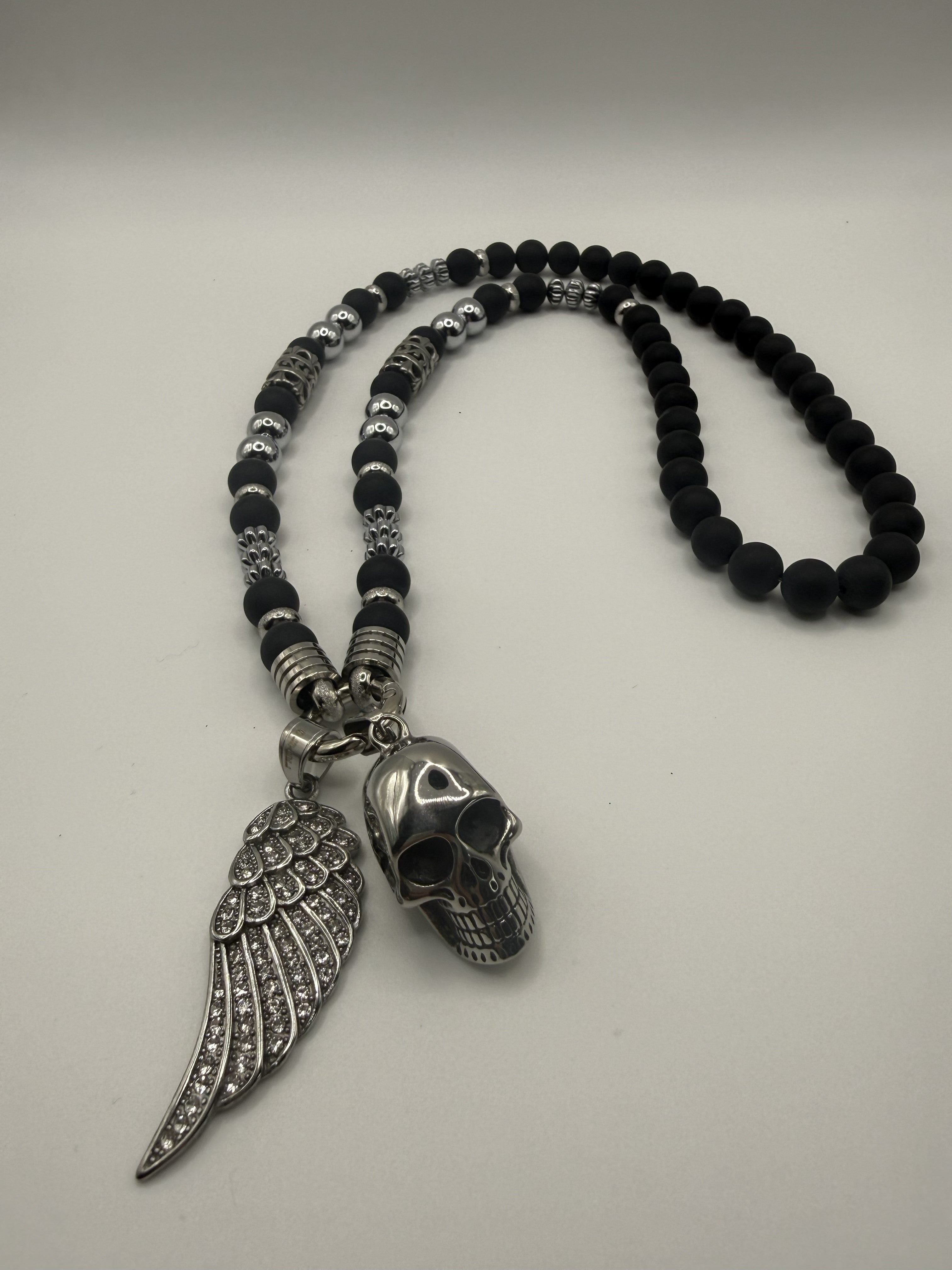 Kette mit Totenkopf / Flügel