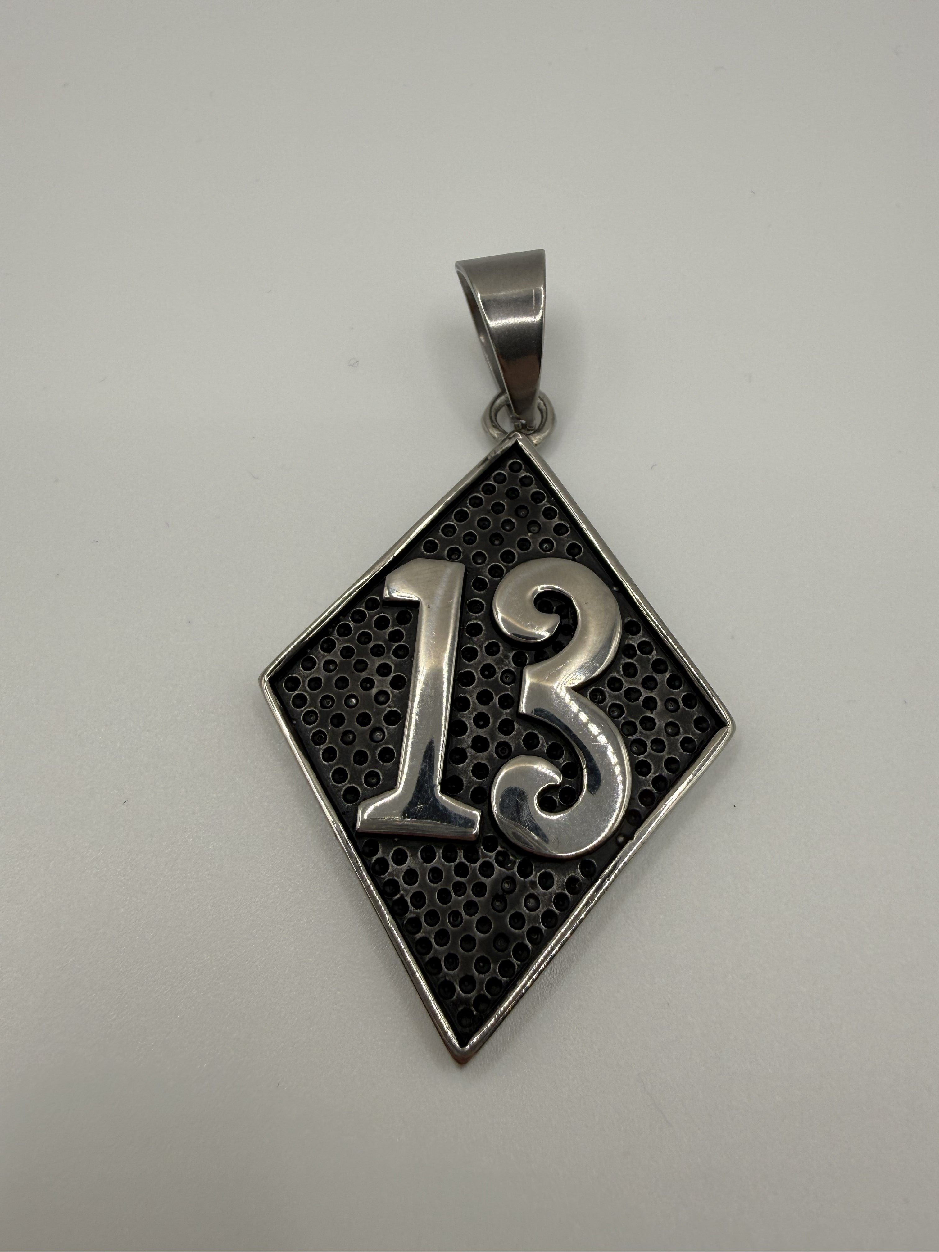 13 Anhänger