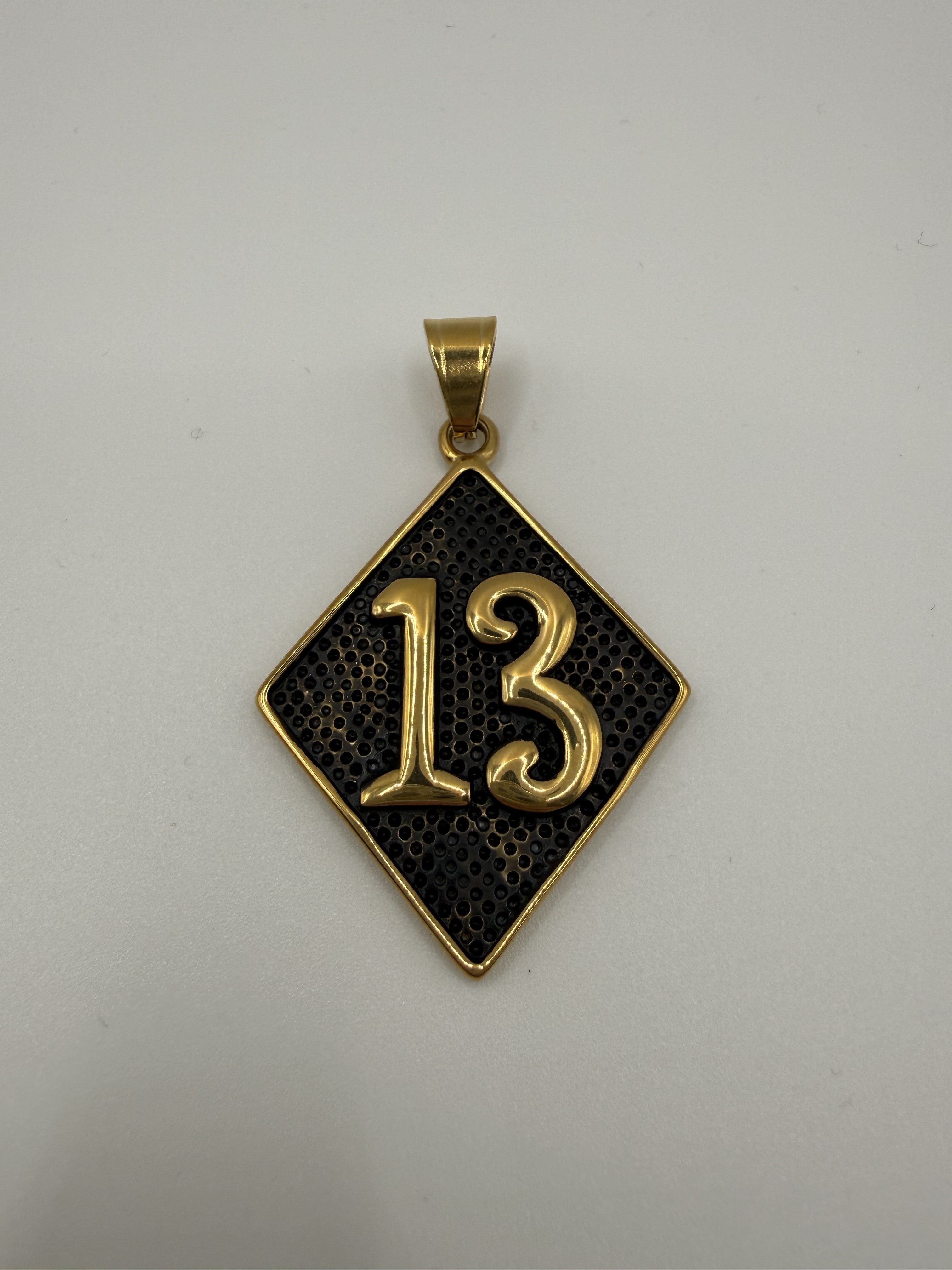 13 Anhänger