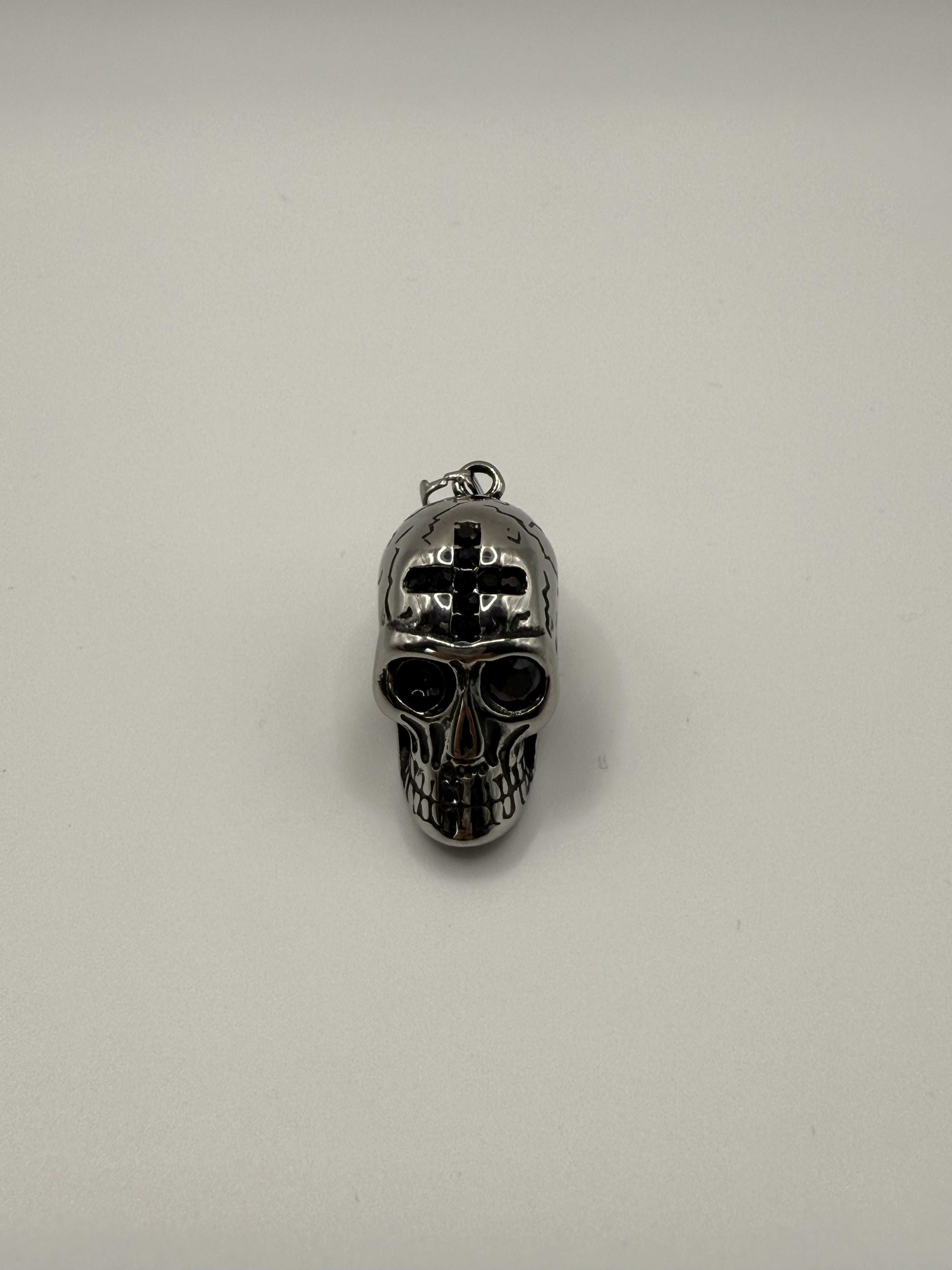 Totenkopf Anhänger mit Kreuz