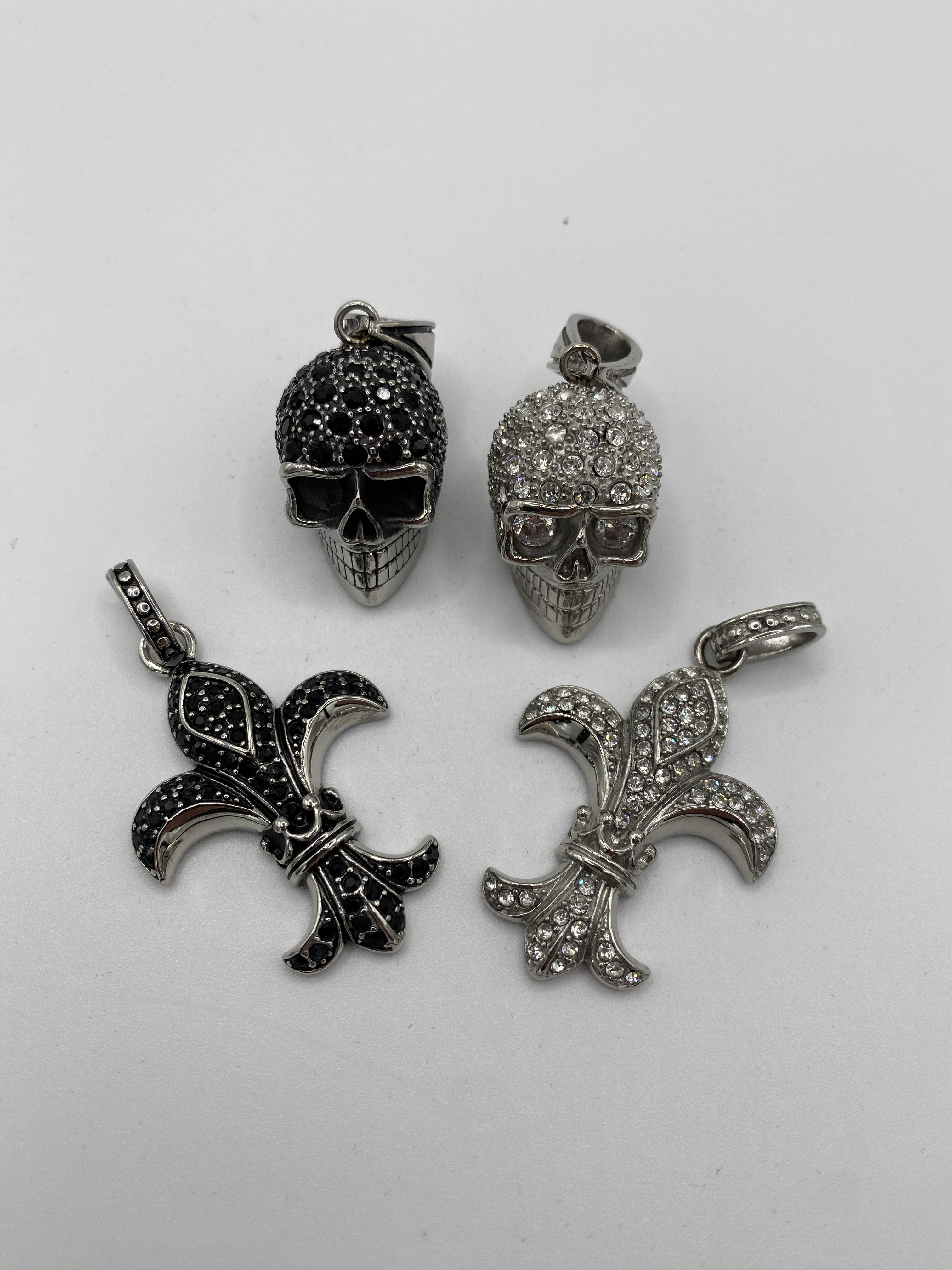 Totenkopf / Lilien Anhänger